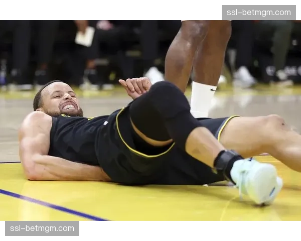 第三节突发:库里返回更衣室,疑似脚踝扭伤 第三节突发:库里返回更衣室,疑似脚踝扭伤