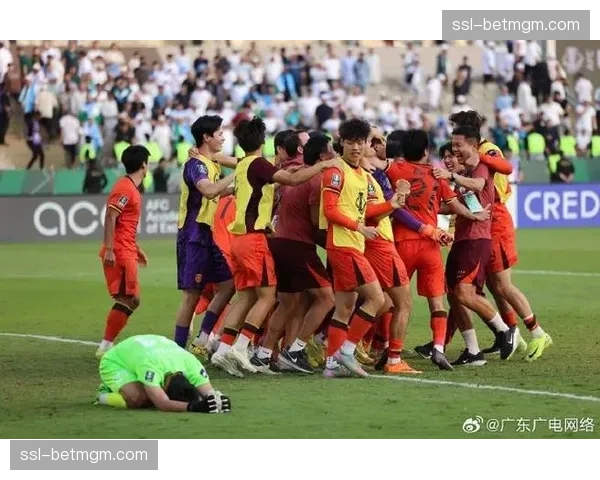 特写:大雨滂沱中河南队门将三次神扑力保球门不失 特写:大雨滂沱中河南队门将三次神扑力保球门不失