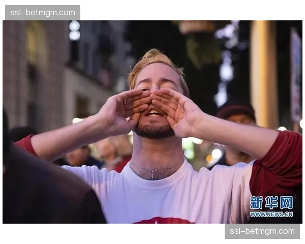 都灵安联球场外，尤文球迷自发集会抗议欧足联财务调查